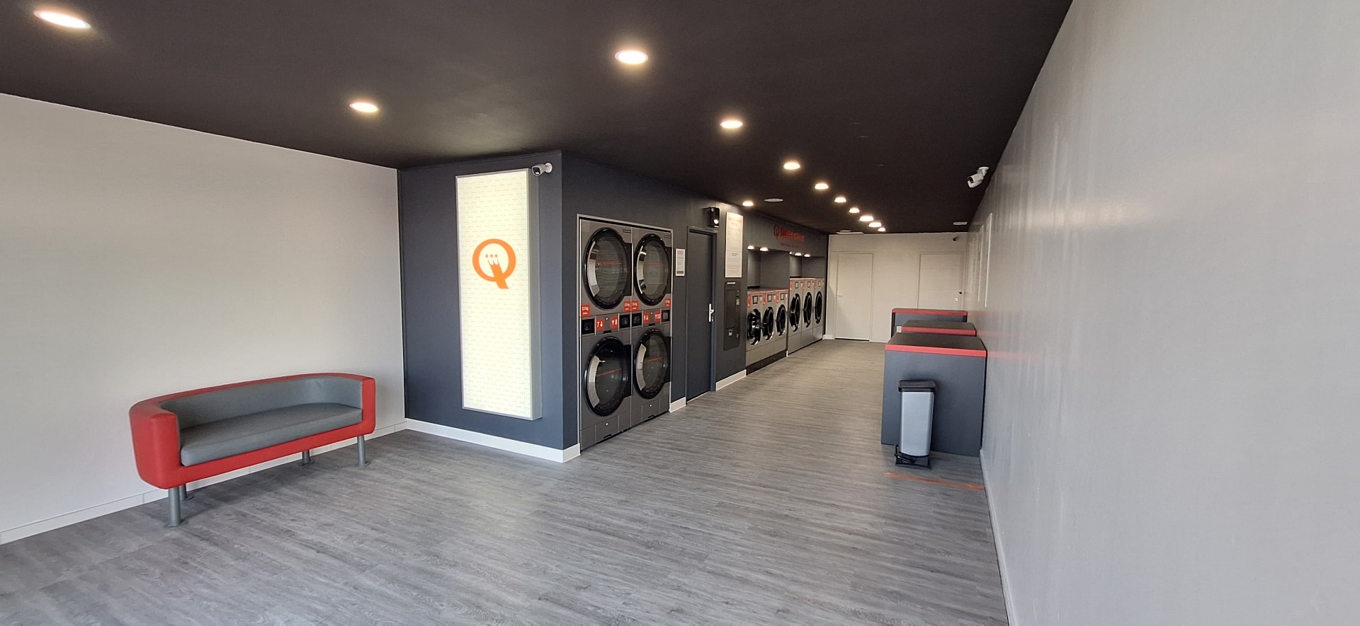 Espace d'attente et machines de la laverie Speed Queen à Trèbes